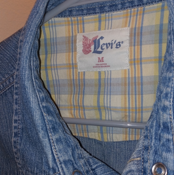 Levi's Denim long sleeve women's button up. - Picture 2 of 5